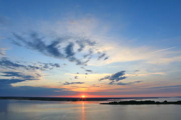 Fototapeta na wymiar magnificent sunrise over the water