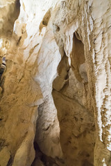 Tour durch felsiges Höhlengestein