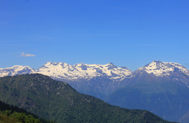 Fototapeta na wymiar mountain range with snow and vegetation