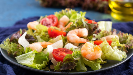 Shrimp salad with tomatoes and mixed greens. Healthy food. Diet food. Closeup