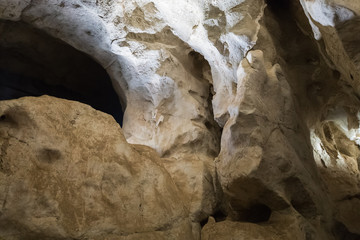 Tour durch felsiges Höhlengestein