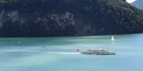 Barca turistica nel lago di montagna - vacanze e relax