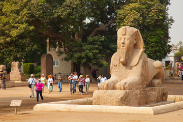 Esfinge colosal de calcita, Menfis, El Cairo, Valle del Nilo, Egipto.