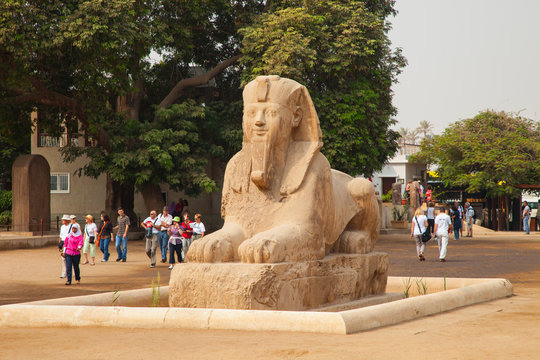 Esfinge colosal de calcita, Menfis, El Cairo, Valle del Nilo, Egipto.