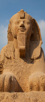 Esfinge colosal de calcita, Menfis, El Cairo, Valle del Nilo, Egipto.