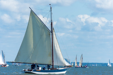 Fototapeta premium ANDERNOS (Bassin d'Arcachon, France), voiliers sur le bassin