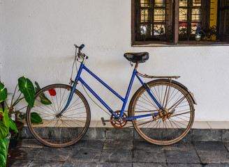 Fototapeta na wymiar Old bicycle at rural house
