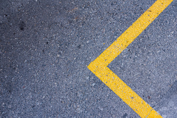 Fototapeta premium Żółta linia na parkingu