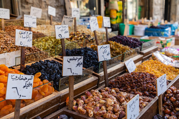 Fototapeta premium Sklep z przyprawami, orzechami i słodyczami na rynku w centrum Ammanu w Jordanii. Wybór arabskich przypraw na bazarze na Bliskim Wschodzie w Jordanii