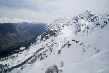 Fototapeta premium mountains in the snow on a background of clouds
