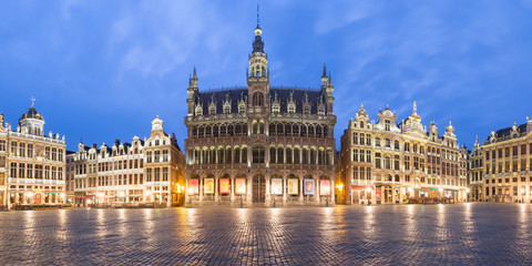 Fototapeta na wymiar Grand Place Square at night in Brussels, Belgium