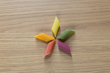 Stella con pasta mezze penne rigate colorate