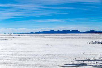 Obraz premium Landscape of incredibly white salt flat Salar de Uyuni, amid the Andes in southwest Bolivia, South America