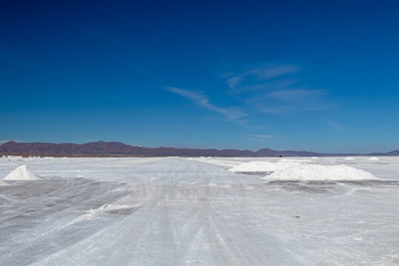 Obraz premium Landscape of incredibly white salt flat Salar de Uyuni, amid the Andes in southwest Bolivia, South America