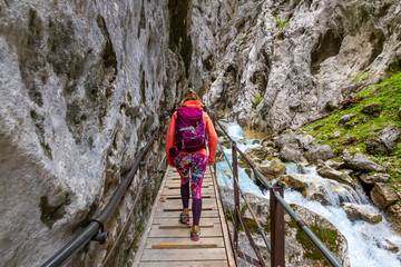 Junge Frau beim Wandern im Höllentalklamm, Bayern