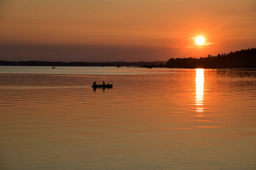 Ruderboot auf dem Chiemsee im Sonnenuntergang