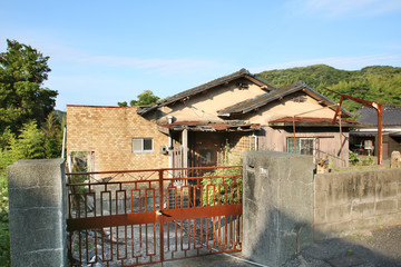 住人が去り放置されたままのアパートや住宅や一軒家