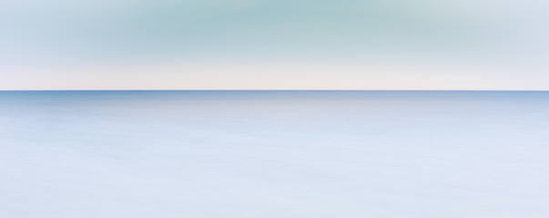 Peaceful ocean horizon - where horizon line meets sea line