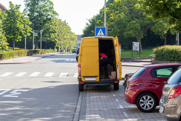 Paketbote parkt auf dem Radweg