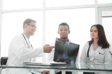 Fototapeta na wymiar employees of the medical center discussing the x-ray of the patient