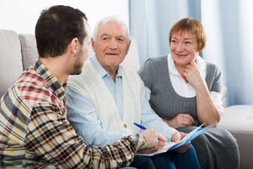 Obraz premium Aged couple signing agreement