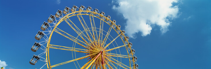 Riesenrad vor blauen Himmel