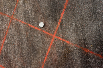 Schieferdeckung Dachpappe mit Dachpappennagel und Markierung aus roter Farbe close up - Slate...