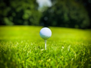 balle de golf sur son Tee