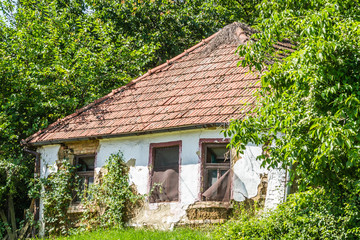 Fototapeta na wymiar An old, dilapidated house in Sr.Karlovci, Serbia
