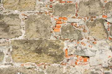 alte Natursteinmauer mit große Steine und kleine Backsteine