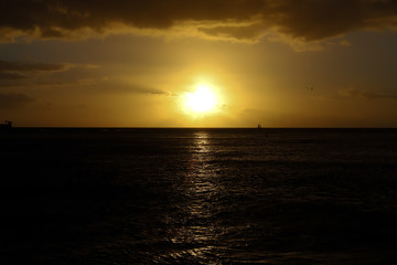 ハワイ：オアフ島・サンセット ワイキキビーチの綺麗な夕日とヨット