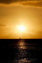 Naklejka na ściany i meble ハワイ：オアフ島・サンセット ワイキキビーチの綺麗な夕日とヨット