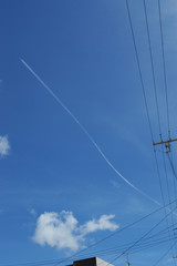 晴天の青空とゆがんだ飛行機雲