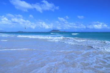 Fototapeta premium ハワイ：ラニカイビーチ 青く綺麗な空・海、遠浅の綺麗な砂浜、島