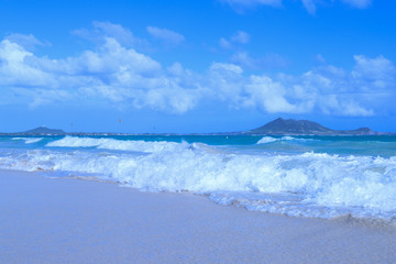 ハワイ：ラニカイビーチ　青く綺麗な空・海、遠浅の綺麗な砂浜、島