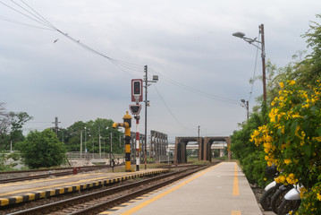 Naklejka premium railroad crossing at night