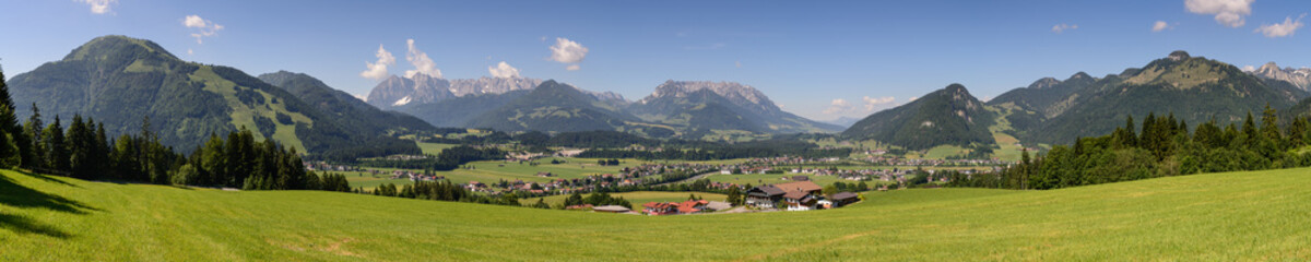 Fototapeta na wymiar Panorama Kössen, Blickrichtung Wilder und Zahmer Kaiser, Tirol