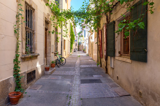 Fototapeta Arles. Old narrow street in the historic center of the city.