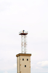 Ein stillgelegter Wachturm mit einem Flutlicht auf einem stillgelegten Flughafengelände. ..