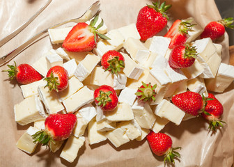 Brie cheese with strawberries - Healthy snack