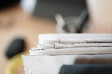 Papierkram (Rechnungen, Briefe, Papierbriefe)