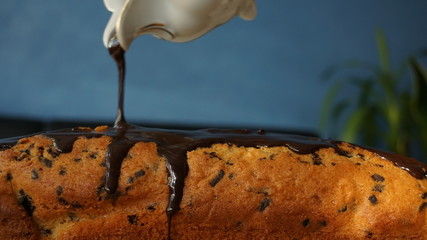 Fototapeta premium Schokoguss über Kuchen