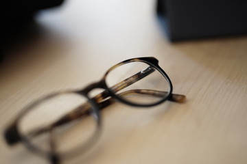 Brillenglas - Brille auf dem Schreibtisch