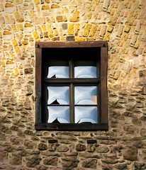 Holzfenster an Bruchsteinmauer