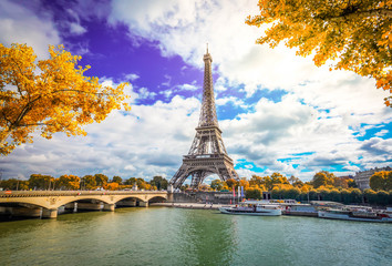 Obraz premium eiffel tour over Seine river
