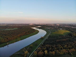 Widok na rzekę Odrę, Most Rędziński i Wrocław, wykonane dronem DJI Mavic Air © Photom
