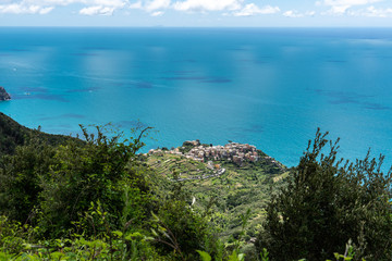 Fototapeta na wymiar weiter Blick von oben auf Dorf Corniglia und blaues Meer