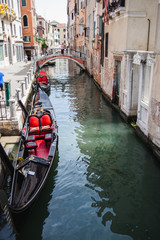 Fototapeta na wymiar Góndolas en un canal en Venecia