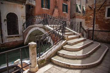 Fototapeta na wymiar Puente de piedra sobre un canal en Venecia