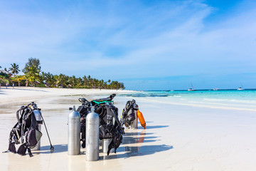 Duikuitrusting op het strand van Kendwa in Unguja, ook bekend als Zanzibar Island, Tanzania, Oost-Afrika